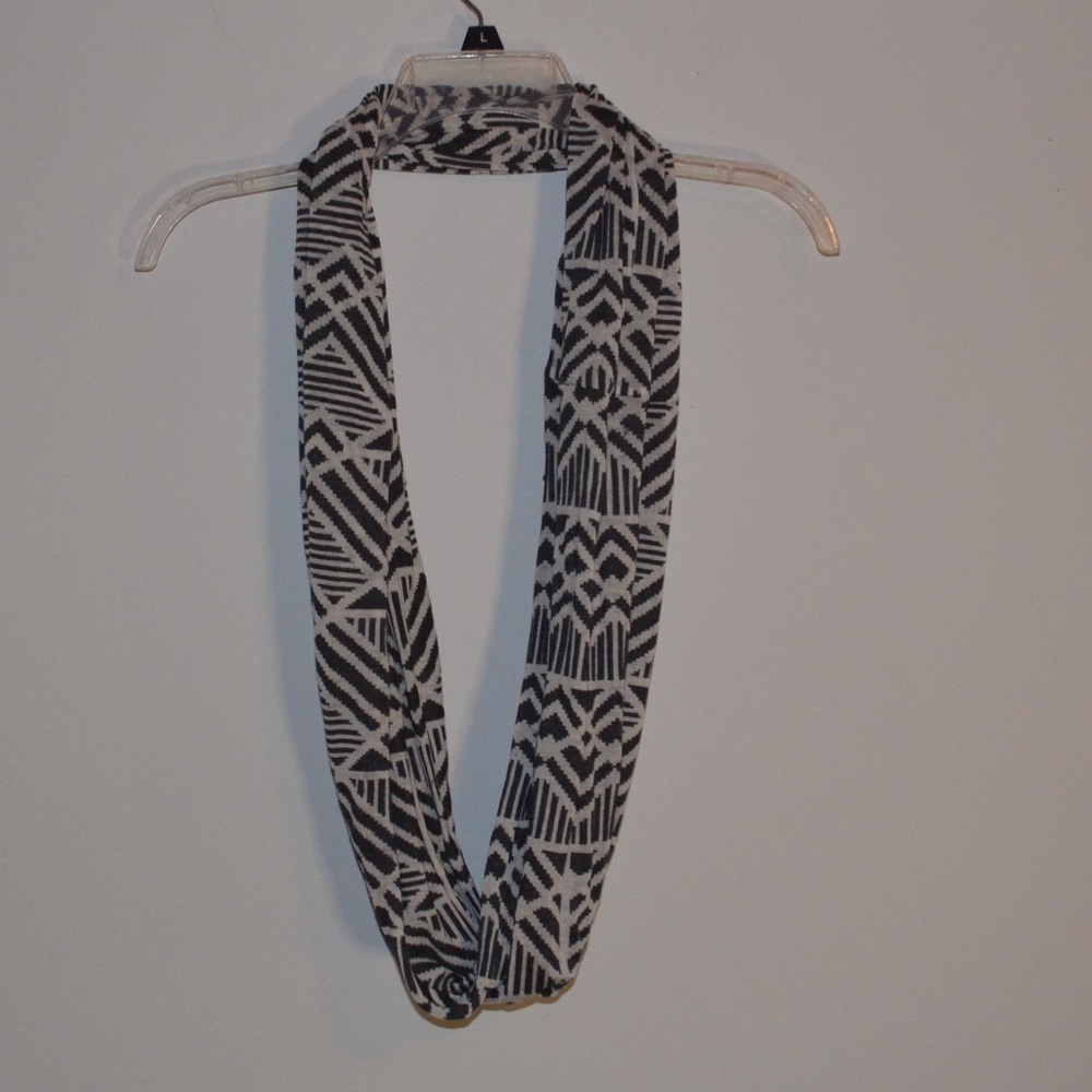 BLACK / WHITE AZTEC TRIBAL INFINITY SCARF
